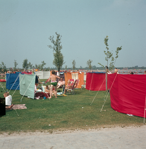 821834 Afbeelding van recreanten op de zonneweide van het strandbad aan de Maarsseveense Plassen te Maarsseveen.